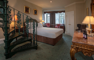 Carousel Desktop Junior Suites Carousel 5