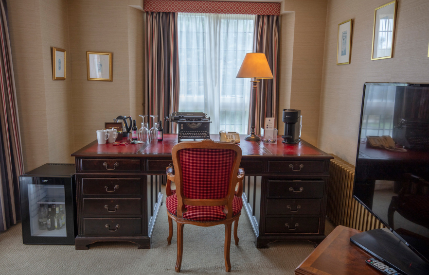 Carousel Desktop Junior Suites Carousel 4