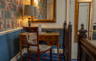 Carousel Desktop Four Poster Carousel 3