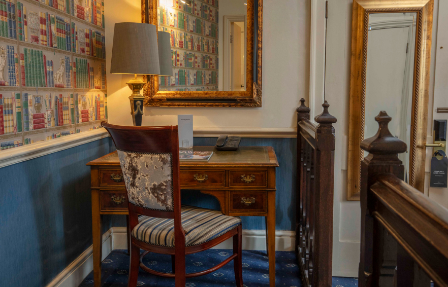 Carousel Desktop Four Poster Carousel 3