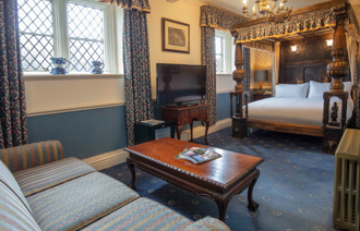 Carousel Desktop Four Poster Carousel 1